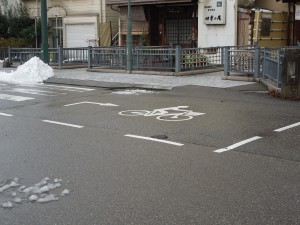 右折自転車溜り